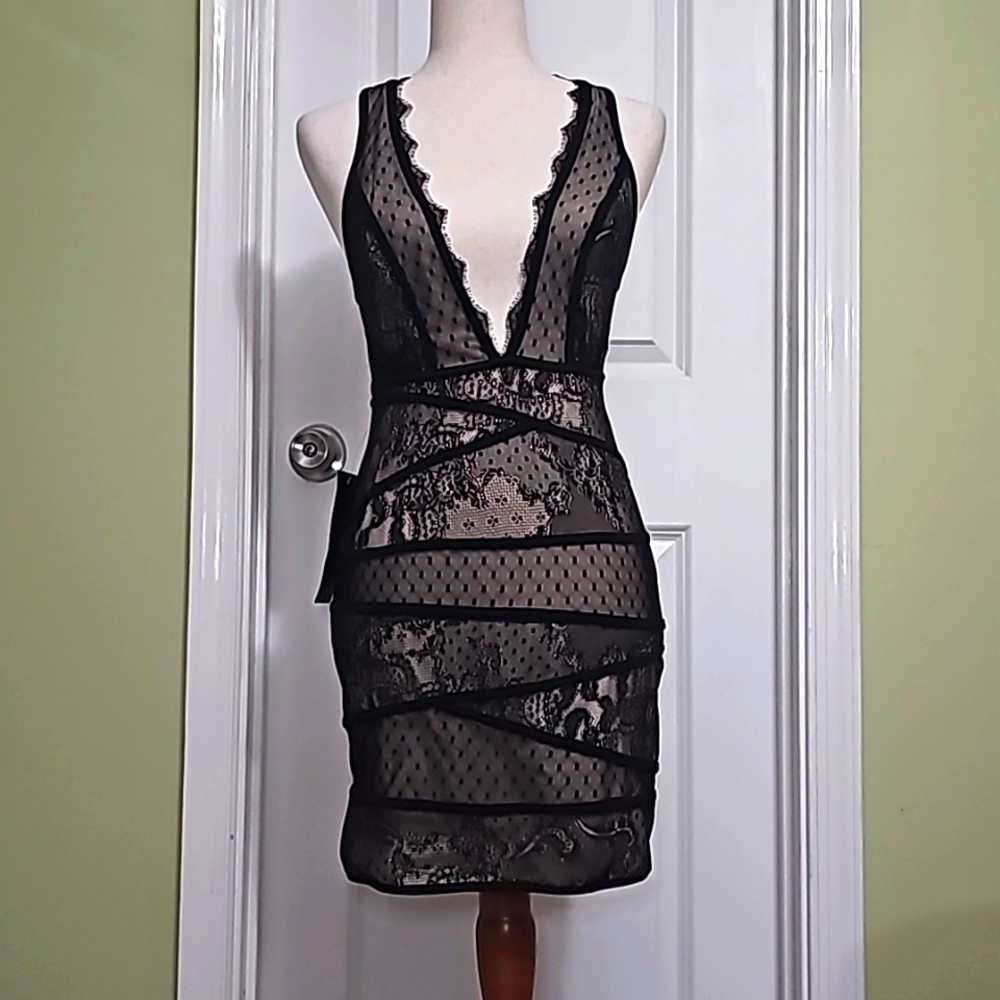 Bebe Deep VNeck Lace Trimmed Fully Lined Nude Over Black HOCO Prom Event Size S